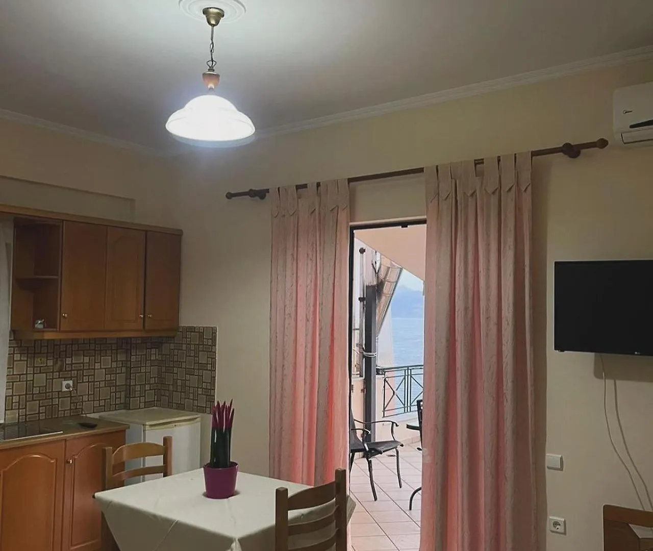 Tomas Apartments ساراندا