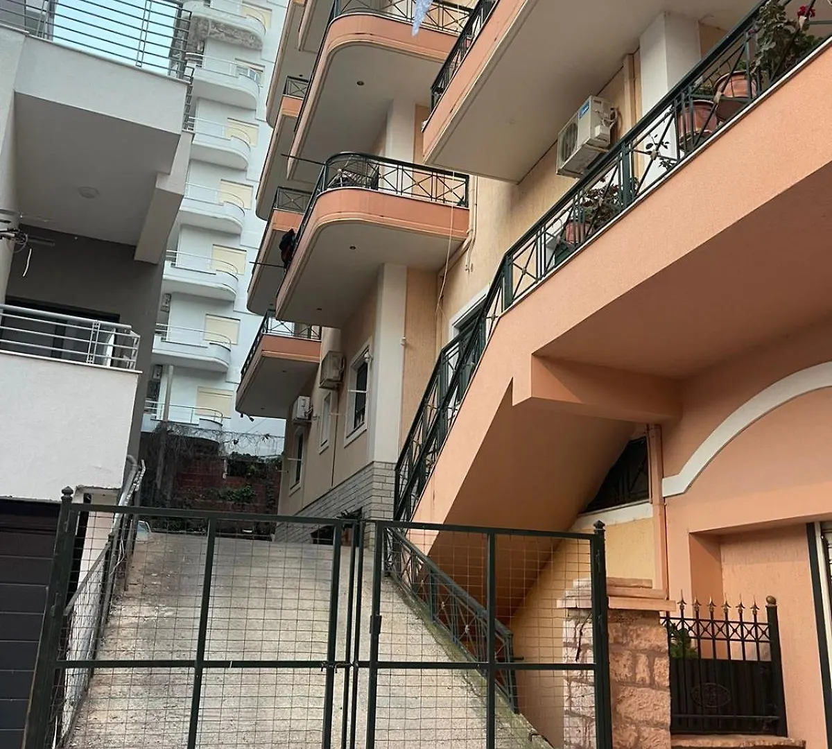 Tomas Apartments ساراندا